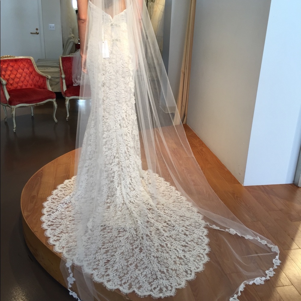 Wedding dress - Picture 1 of 8